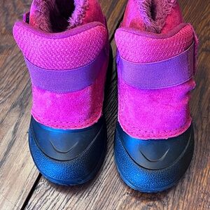 Toddler north face boots. Excellent condition hot pink